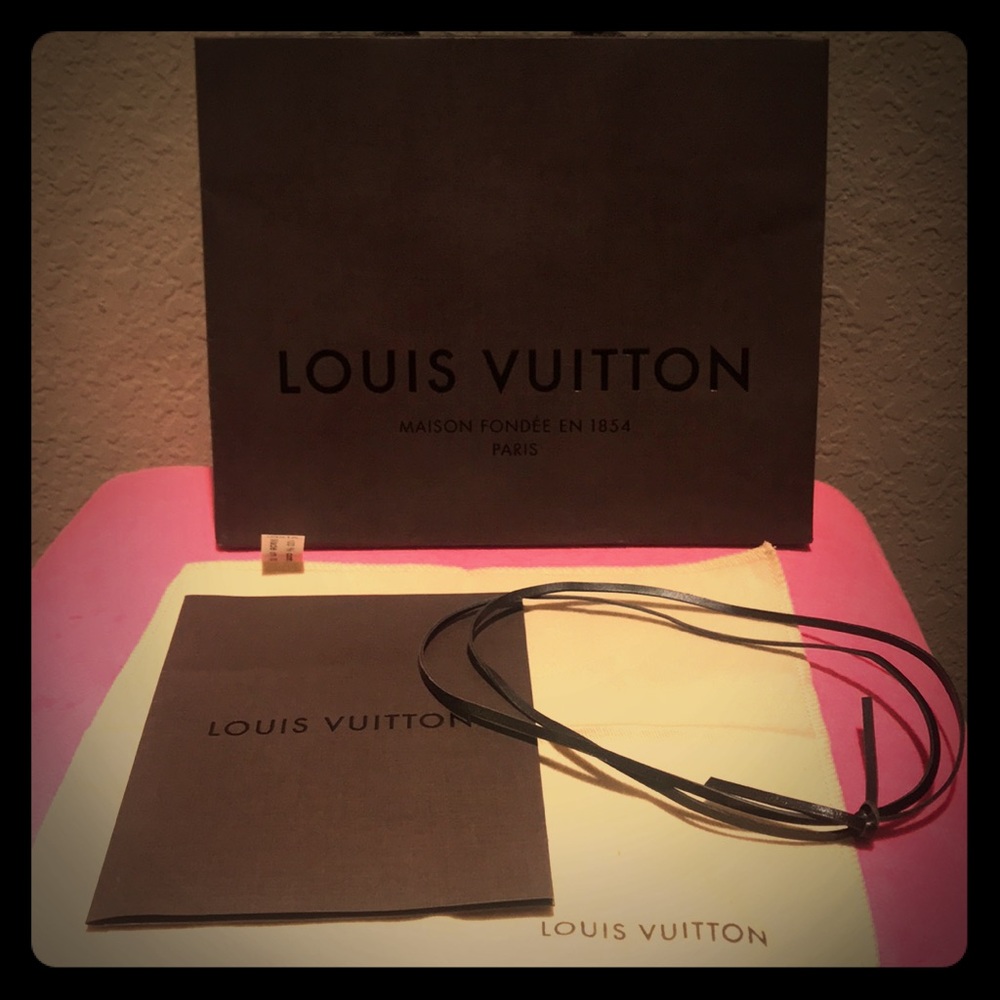 Louis Vuitton cloth and bag gift set 💕